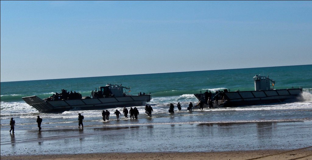 Desembarco de medios y personal en la playa del ret�n durante MARFIBEX 71 en 2014 (Armada)